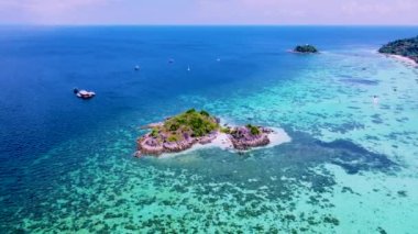 Koh Lipe Adası Satun Tayland. Tropik bir plajı ve turkuaz renkli okyanusu var.. 