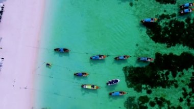 Koh Lipe Adası Satun Tayland. Tropik bir plajı ve turkuaz renkli okyanusu var.. 