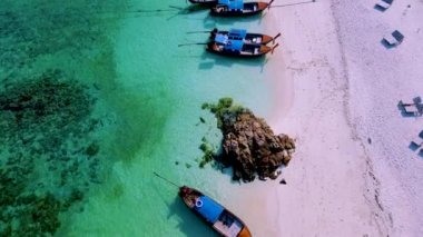 Koh Lipe Adası Satun Tayland, tropikal bir plaj ve turkuaz renkli okyanus renkli renkli uzun kuyruklu tekneler.