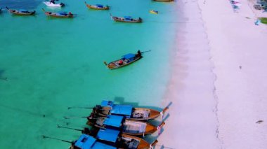 Koh Lipe Adası, Satun Tayland. Tropikal bir plajı, turkuaz renkli bir okyanusu ve uzun kuyruklu tekneleri var.