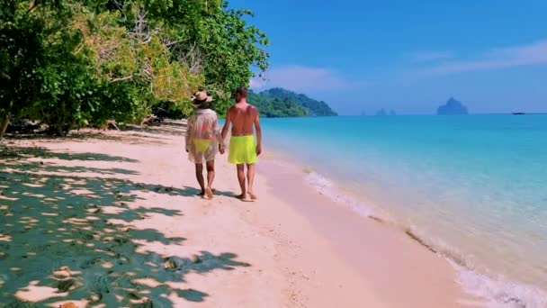 Paar Männer Und Frauen Strand Von Koh Kradan Island Thailand — Stockvideo