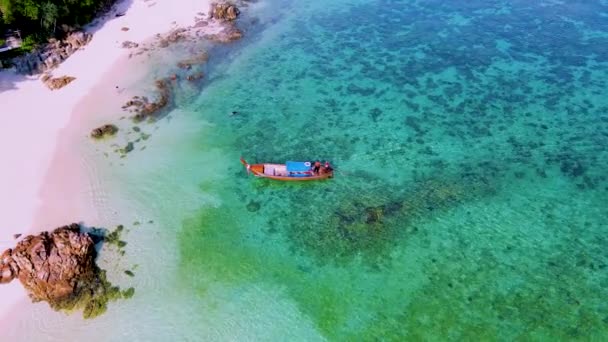 Barevné Longtail Lodě Ostrově Koh Lipe Satun Thajsko Tropickou Pláží — Stock video