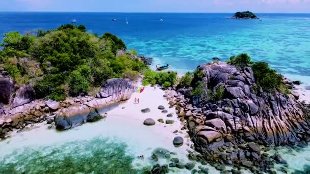 Koh Lipe Adası Yakınlarındaki Küçük Bir Tropikal Adada Kanoyla Gezen — Stok video