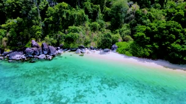 在泰国佐敦高阿当岛的海滩上 一对男女情侣在塔鲁涛国家公园里拥有一个热带海滩和一个色彩斑斓的草屋海洋 — 图库视频影像