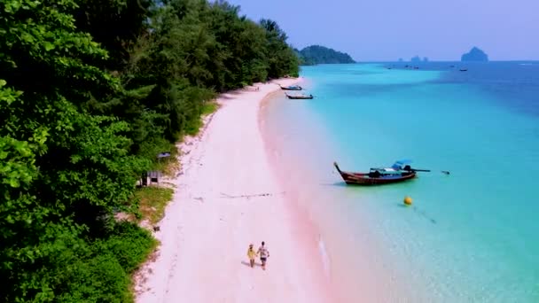 Casal Homens Mulheres Caminhando Praia Koh Kradan Island Tailândia Com — Vídeo de Stock