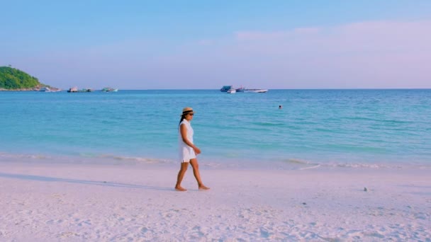 Mulheres Asiáticas Praia Durante Pôr Sol Koh Lipe Island Satun — Vídeo de Stock