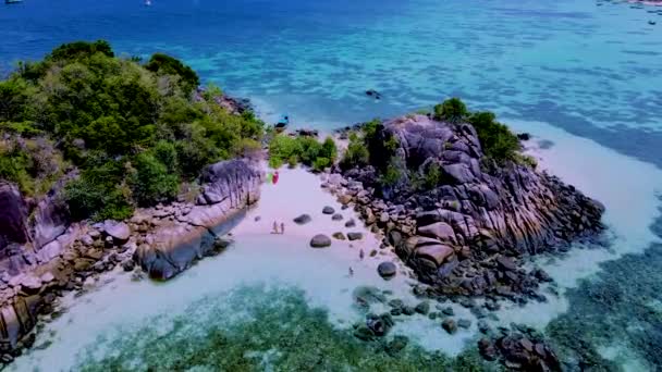 Casal Homens Mulheres Com Caiaque Uma Pequena Ilha Tropical Perto — Vídeo de Stock