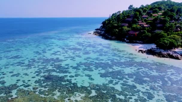 在泰国的一个阳光明媚的夏天 拥有热带海滩和草屋色海洋的泰国佐藤岛 — 图库视频影像