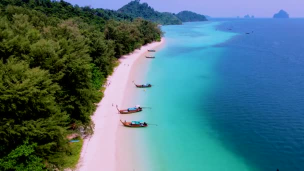 Kumsaldaki Uzun Kuyruklu Tekneler Güneşli Bir Günde Tayland Yaz Tatili — Stok video