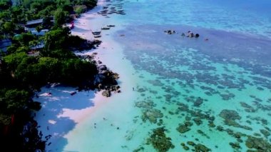 Yazın Tayland 'da güneşli bir günde tropik bir plajı ve turkuaz renkli okyanusu olan Koh Lipe Adası Satun Tayland 