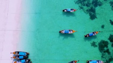 Koh Lipe Adası, Satun Tayland. Tropikal bir plajı, turkuaz renkli bir okyanusu ve uzun kuyruklu tekneleri var.