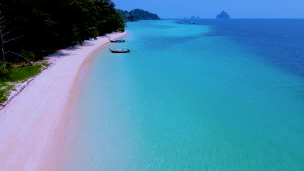 タイ南部のKoh Kradan島では 夏の晴れた日にビーチでロングテールボートとターコイズ色の海があります — ストック動画