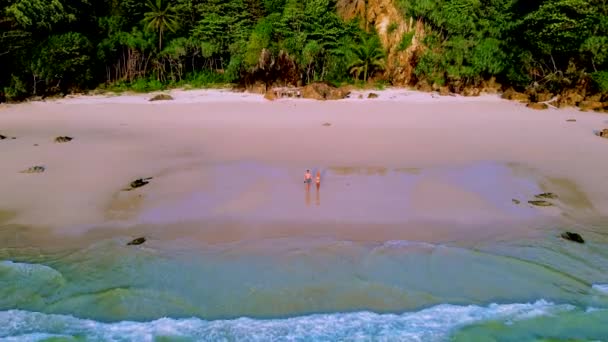 Para Mężczyzn Kobiet Spacerujących Plaży Wyspie Koh Kradan Tajlandia Turkusowym — Wideo stockowe