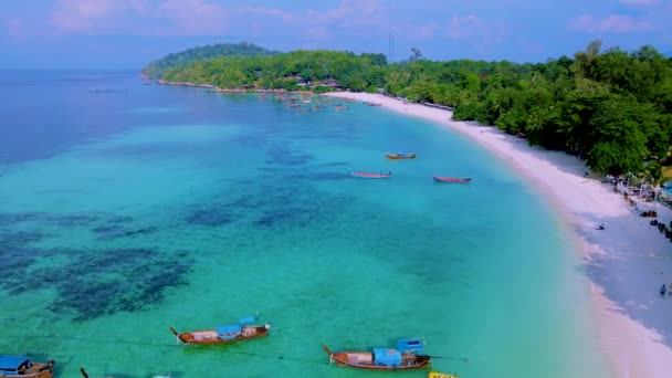 位于泰国佐敦高丽岛上的五彩斑斓的长尾船 拥有热带海滩和草屋色的海洋 — 图库视频影像