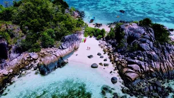 Kilku Mężczyzn Kobiet Kajakiem Małej Tropikalnej Wyspie Pobliżu Wyspy Koh — Wideo stockowe
