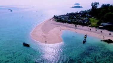 Kuzey Noktası kumsal barı Koh Lipe Adası Satun Tayland tropikal plajı ve turkuaz renkli okyanusu var. Tatil sırasında Ko Lipe 'nin mavi okyanusunda bir kumsalda yürüyen bir çift kadın ve erkek.