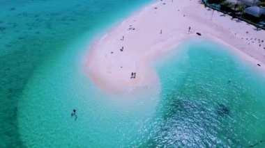 Kuzey sahilinde Koh Lipe Adası Satun Tayland 'da bir kumsal barı. Ko Lipe 'in mavi okyanusunda kumsalda yürüyen bir çift kadın ve erkek.
