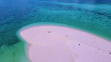 Kuzey Noktası kumsal barı Koh Lipe Adası Satun Tayland tropikal plajı ve turkuaz renkli okyanusu var. Tatil sırasında Ko Lipe 'nin mavi okyanusunda bir kumsalda yürüyen bir çift kadın ve erkek.