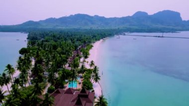 Koh Mook Adası ya da Koh Muk Trat Tayland palmiye ağaçları olan tropikal beyaz bir plaj.. 