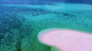 Kuzey sahili, Koh Lipe Adası Satun Tayland 'da tropikal plajı ve turkuaz renkli okyanusu olan bir kumsal. Ko Lipe 'in mavi okyanusunda kumsalda yürüyen bir çift kadın ve erkek.