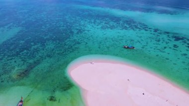 Kuzey Noktası kumsal barı Koh Lipe Adası Satun Tayland tropikal plajı ve turkuaz renkli okyanusu var. Tatil sırasında Ko Lipe 'nin mavi okyanusunda bir kumsalda yürüyen bir çift kadın ve erkek.