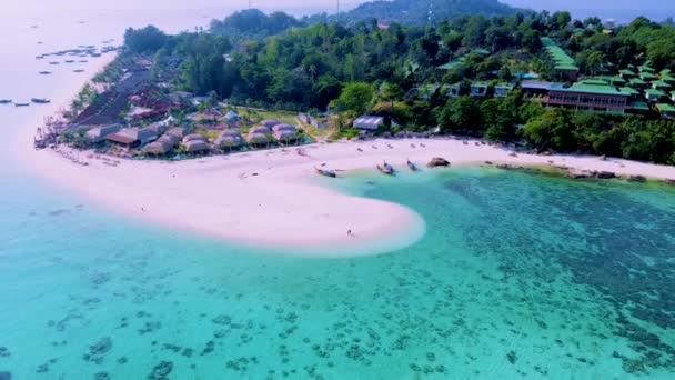 北角海滩是位于泰国佐敦高丽岛上的一个沙洲 拥有热带海滩和草皮色的海洋 一对男女在高丽碧海的沙滩上散步 — 图库视频影像