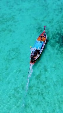 Kumsalda uzun kuyruklu tekneleri ve turkuaz renkli bir okyanusu olan Koh Kradan Adası Güney Tayland.