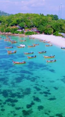 Koh Lipe Adası, Satun Tayland. Tropikal bir plajı ve turkuaz renkli okyanusu var. Ko Lipe sahilinde uzun kuyruklu tekneleri var.