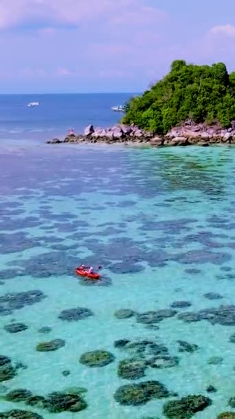 Kilku Mężczyzn Kobiet Kajakiem Małej Tropikalnej Wyspie Pobliżu Wyspy Koh — Wideo stockowe
