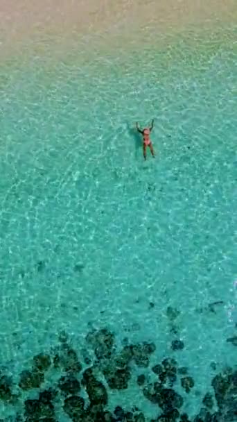 Mulheres Asiáticas Nadando Oceano Koh Kradan Island Sul Tailândia Praia — Vídeo de Stock