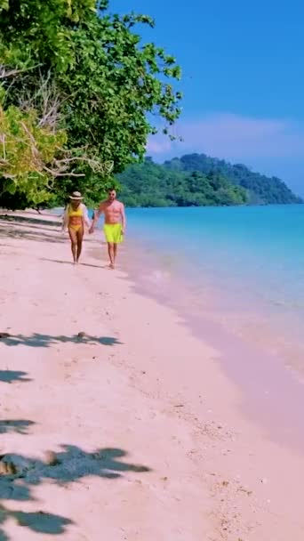 Paar Männer Und Frauen Strand Der Thailändischen Insel Koh Kradan — Stockvideo