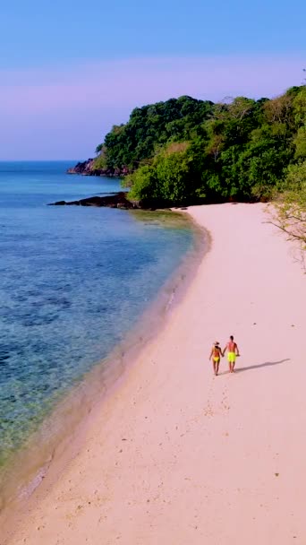 Пара Мужчин Женщин Пляже Острова Крадан Таиланд Бирюзовым Цветным Океаном — стоковое видео