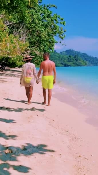 Couple Men Women Beach Koh Kradan Island Thailand Turqouse Colored — Stock Video
