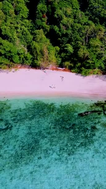 Kilku Mężczyzn Kobiet Plaży Wyspie Koh Kradan Tajlandia Turkusowym Oceanem — Wideo stockowe