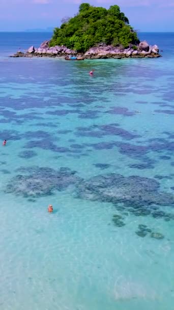 一对夫妇的男人和女人与皮划艇在一个热带小岛上靠近泰国佐敦的Koh Lipe岛 一个热带海滩和草皮色的海洋 — 图库视频影像