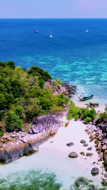 Kilku Mężczyzn Kobiet Tropikalnej Plaży Kajakiem Małej Tropikalnej Wyspie Pobliżu — Wideo stockowe