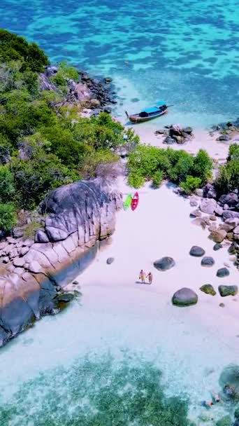 Par Hombres Mujeres Una Playa Tropical Con Kayak Una Pequeña — Vídeo de stock
