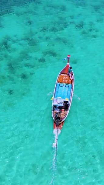 Kumsalda Uzun Kuyruklu Tekneler Güneşli Bir Günde Turkuaz Renkli Bir — Stok video