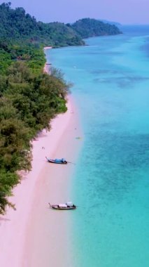 Koh Kradan Adası Güney Tayland sahilinde uzun kuyruklu tekneler ve güneşli bir günde turkuaz renkli bir okyanusla 2023 yılında dünyanın en iyi plajı seçildi.