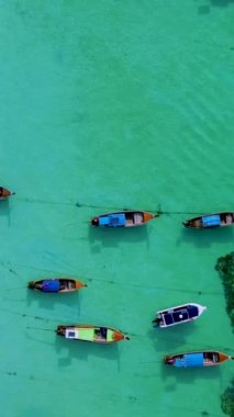 Koh Lipe Adası Satun Tayland, tropikal bir plaj ve turkuaz renkli okyanus renkli renkli uzun kuyruklu tekneler.