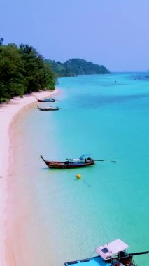 Kumsalda uzun kuyruklu tekneleri ve turkuaz renkli bir okyanusu olan Koh Kradan Adası Güney Tayland.