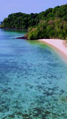Koh Kradan Adası Güney Tayland ve turkuaz renkli bir okyanus güneşli bir günde
