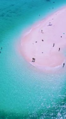 Kuzey sahili, Koh Lipe Adası Satun Tayland 'da tropikal plajı ve turkuaz renkli okyanusu olan bir kumsal. Ko Lipe 'in mavi okyanusunda kumsalda yürüyen bir çift kadın ve erkek.