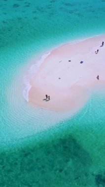 Koh Lipe Adası Satun Tayland 'daki kumsalda tropikal bir plaj ve turkuaz renkli bir okyanus. Tatil sırasında Ko Lipe 'nin mavi okyanusunda bir kumsalda yürüyen bir çift kadın ve erkek.