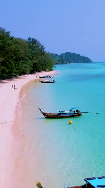 Koh Kradan Island Jižní Thajsko Dlouhými Ocasy Lodí Pláži Turqouse — Stock video