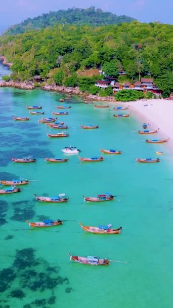 在阳光明媚的日子里 拥有热带海滩和五彩斑斓的大海 一排排五彩斑斓的长尾船的泰国佐藤岛 — 图库视频影像