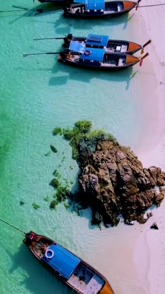 高丽岛泰国萨顿 拥有热带海滩和船屋色的大海 还有五彩斑斓的长尾小船 — 图库视频影像