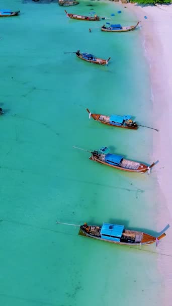 高丽普岛 泰国萨顿 有热带海滩和草屋色的海洋 早上在海滩上有五彩斑斓的长尾小船 — 图库视频影像