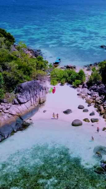 Pár Mužů Žen Tropické Pláži Kajakem Malém Tropickém Ostrově Poblíž — Stock video