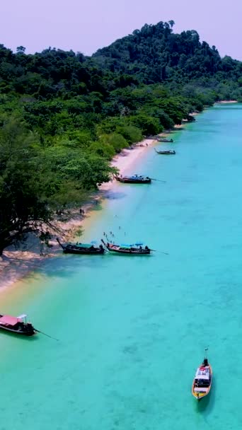 南タイのコクラダン島では ビーチではロングテールボート 晴れた日にはターコイズブルーの海があり 2023年には世界一のビーチに選ばれました — ストック動画